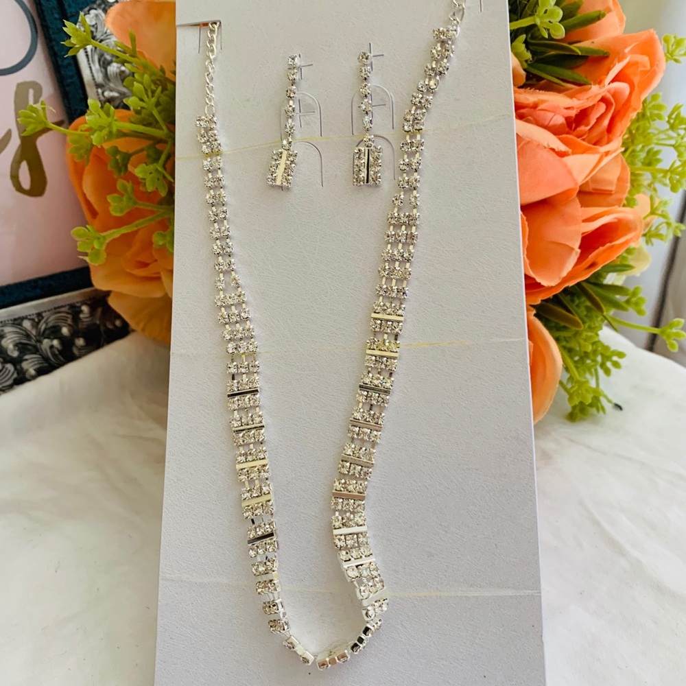 Fashion Set of Sparkly Necklace and Earrings
